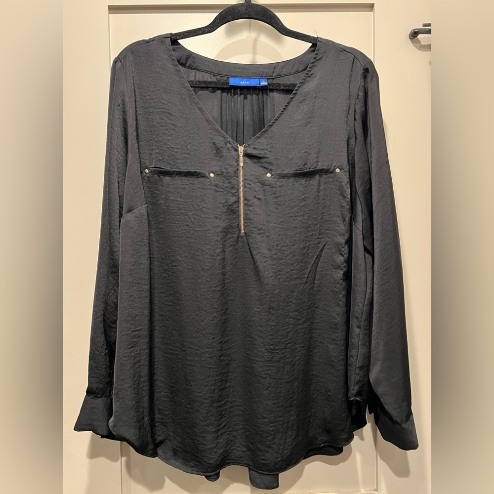 APT 9 Blouse Woman’s 1X- Black Silky Blouse w/ Pleated back & front Gold Zipper
